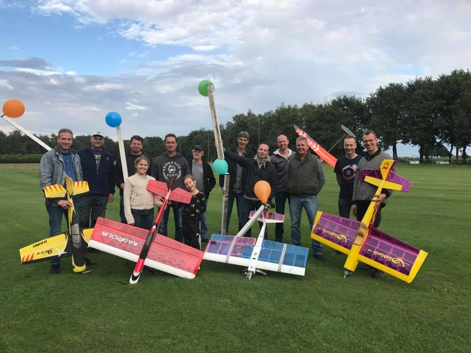 Clubleden van De Pioniers samen op het vliegveld met hun modelvliegtuigen