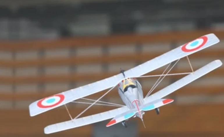 Licht indoor-modelvliegtuig in een sportzaal
